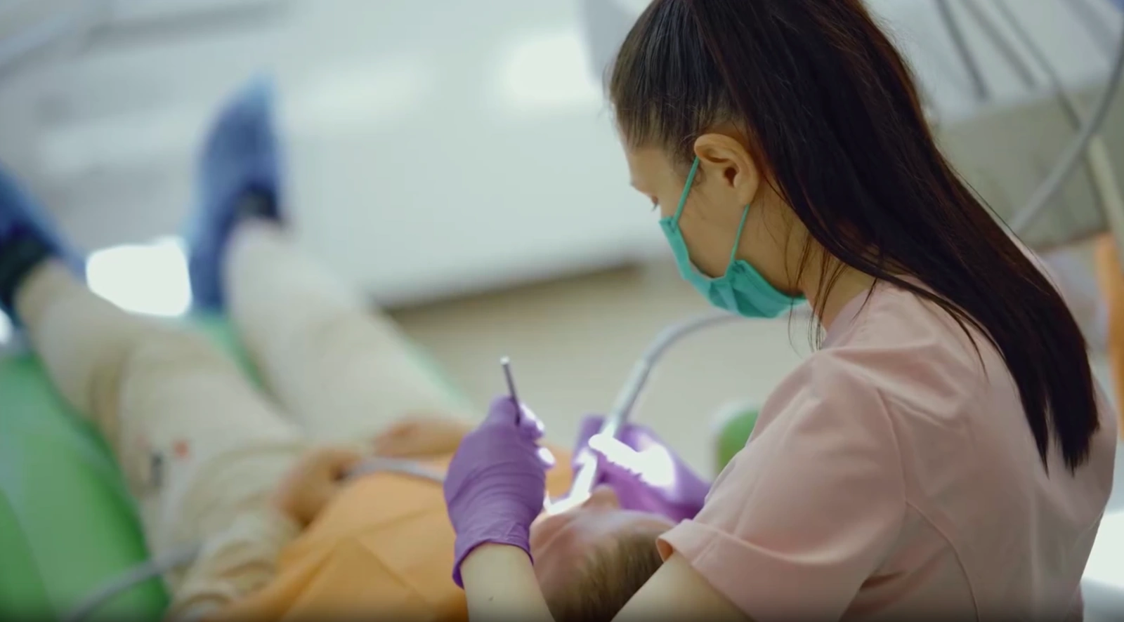 Medic și pacient în cabinetul Elite BioDental din Vaslui