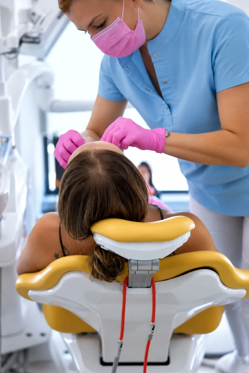 Echipa Elite BioDental în timpul unui tratament în clinică